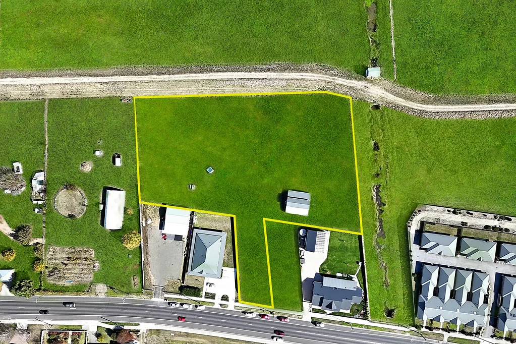 Kelso Town-Edge Acreage with Big Possibilities