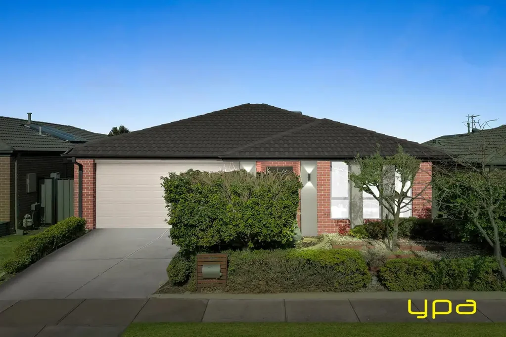 18 Fleuve Rise, Clyde North, VIC 3978
