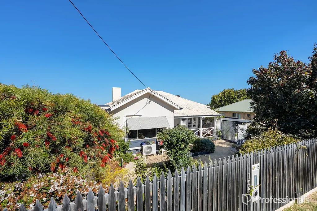 Geraldton 3બેડરૂમ Charming 1950s Cottage with Modern Comfort and Ocean Glimpses