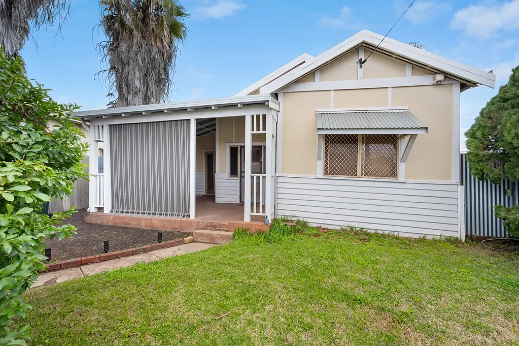 Kalgoorlie 3ਬੈੱਡਰੂਮ Central Character Home with Future Potential – Residential or Commercial!