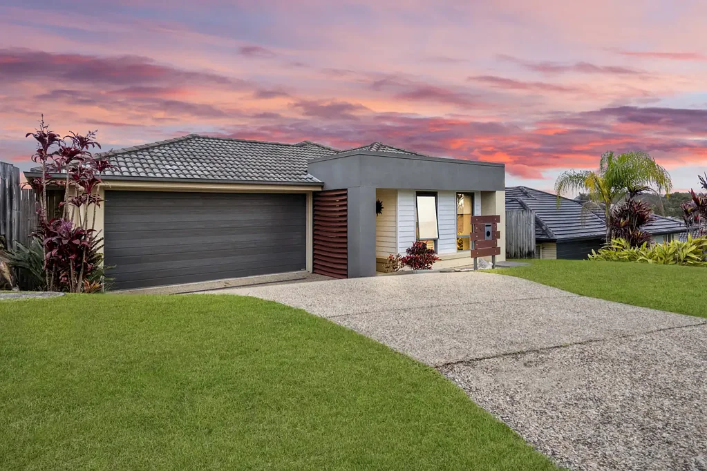 Pimpama 4 Slaapkamer Stylish Family Home with Alfresco Living