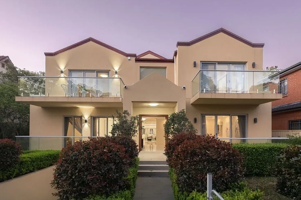Strathfield 7 Slaapkamer North-facing three-story residence offers exceptional versatility and adaptability