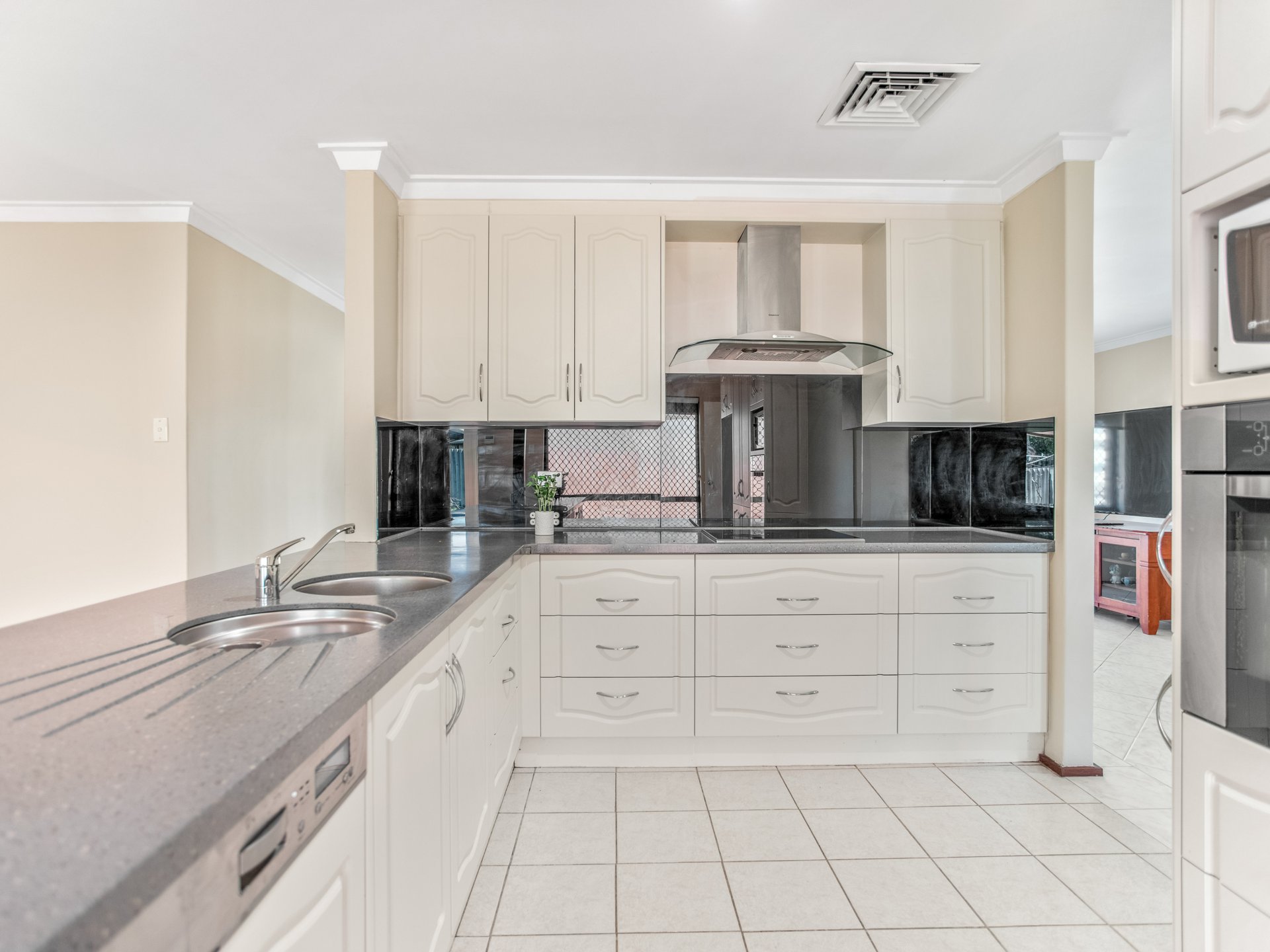 6 SHILLINGTON WAY, THORNLIE WA 6108, 0 chambres, 0 salles de bain, House