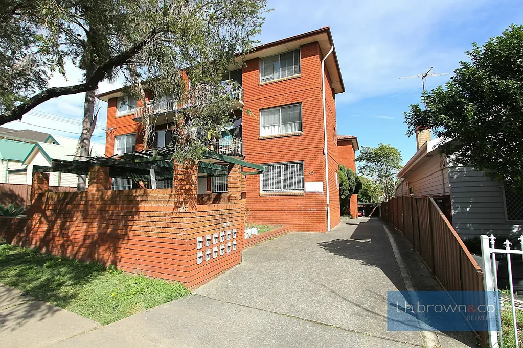 Top Floor Two Bedroom Apartment in a Quiet and Convenient Setting!!