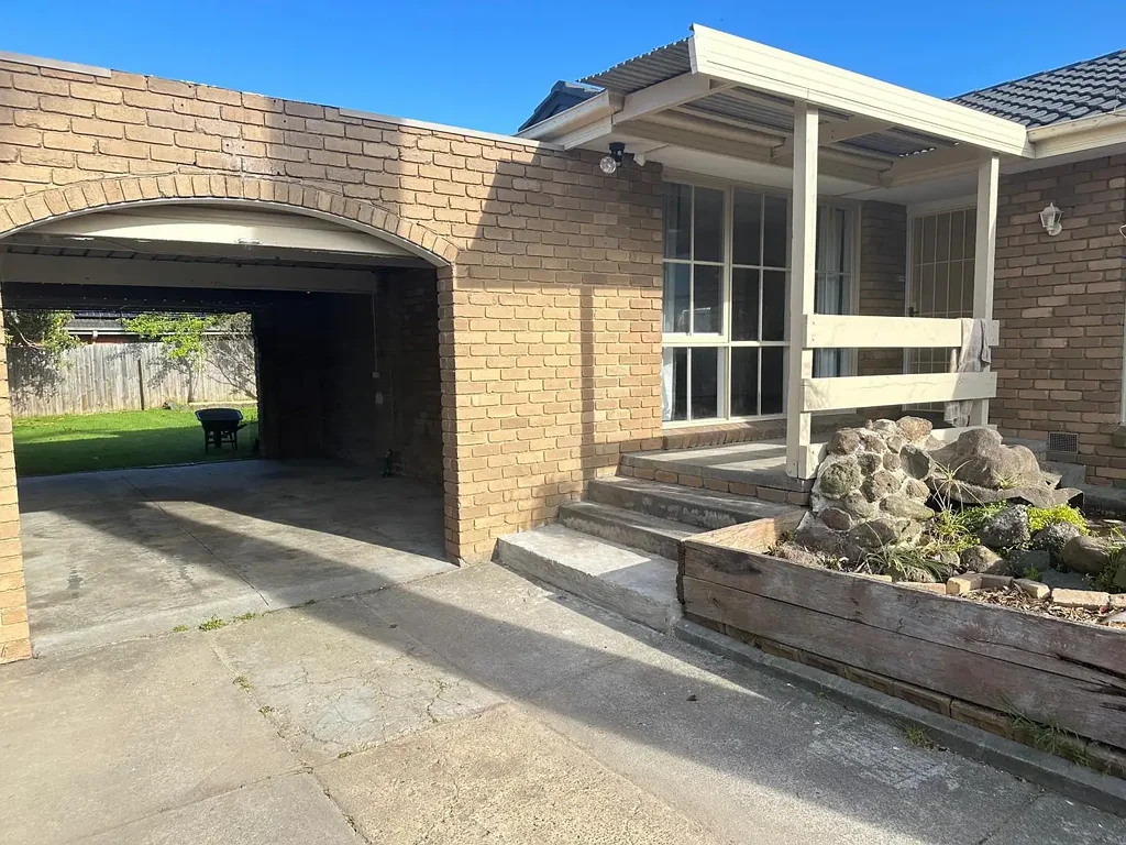 Spacious Family Home with Mountain Views and Exceptional Convenience