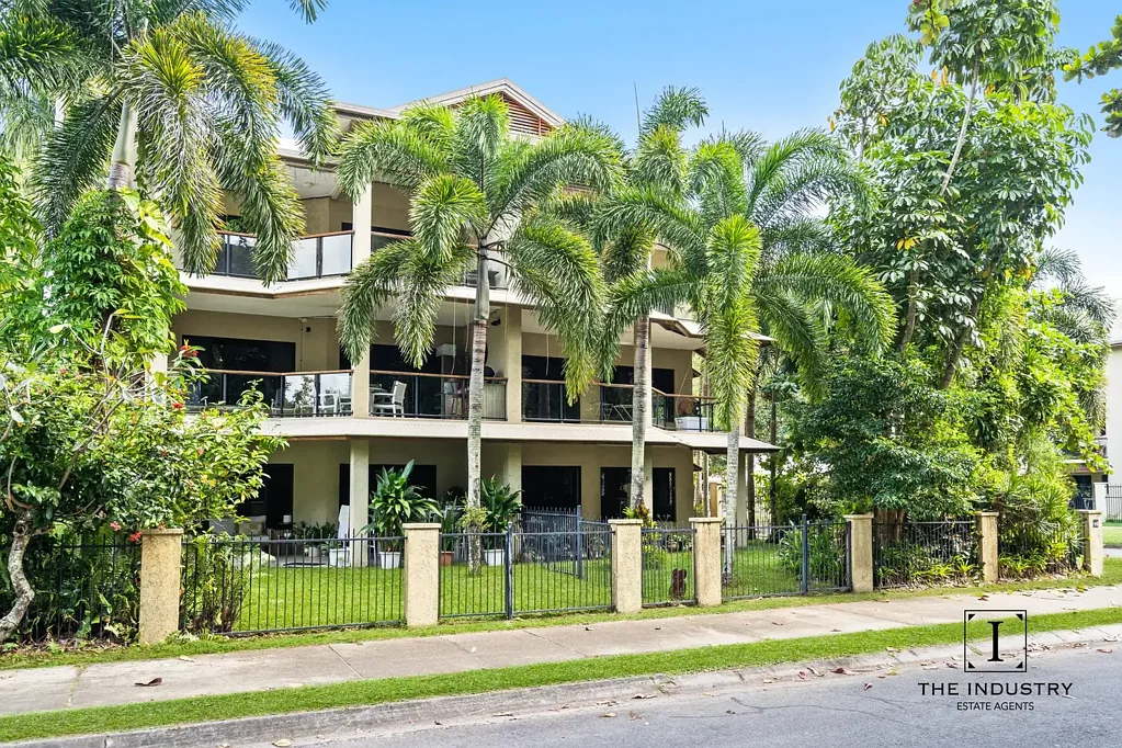 Yorkeys Knob 3 Bedroom Beachfront Living on Sims Esplanade