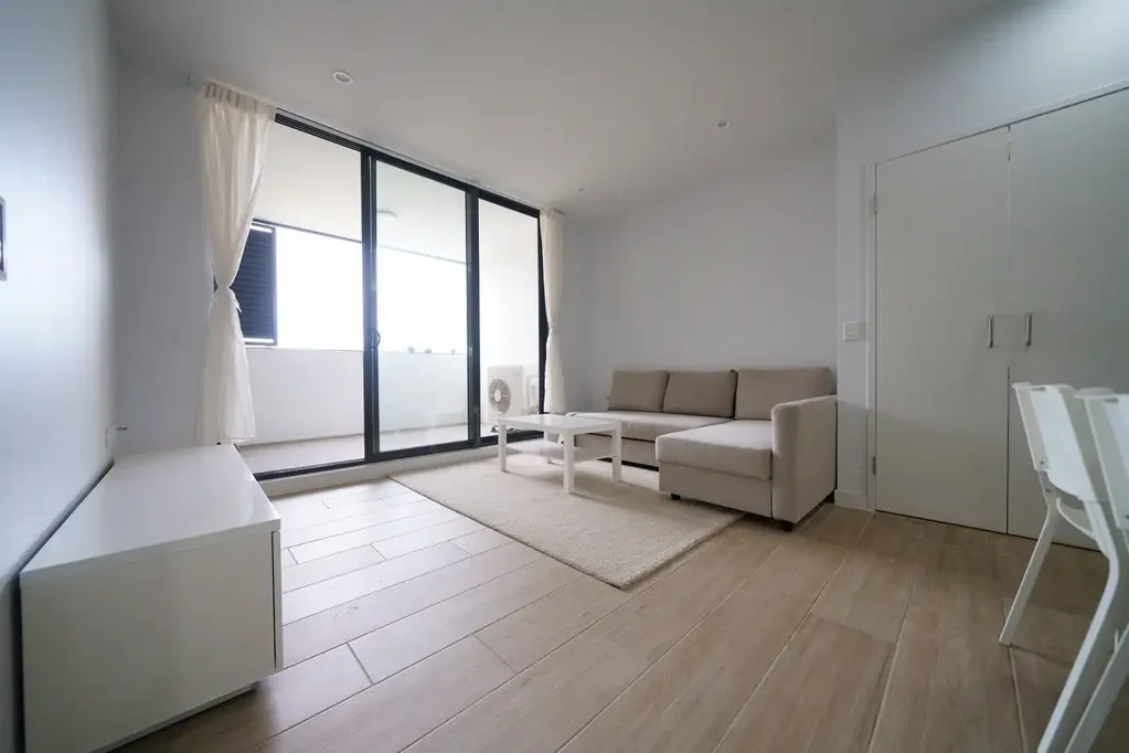 Super convenient location, large-sized one bedroom + Study!