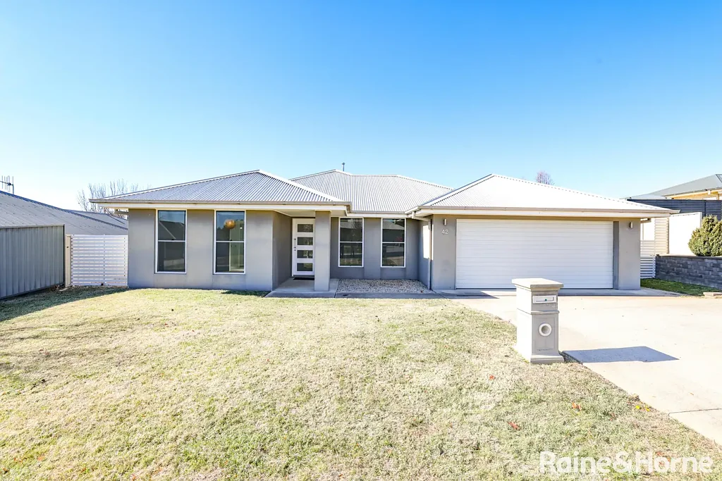 FOUR BEDROOM HOME IN KELSO - Available  31/8/26!!!!