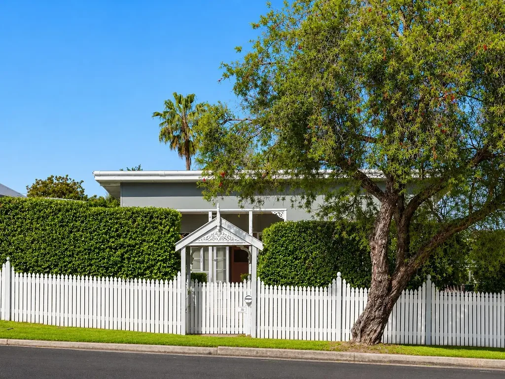 Labrador 2ห้องนอน CHIRN PARK CHARM ON A GENEROUS BLOCK — MOVE IN, RENOVATE OR REBUILD