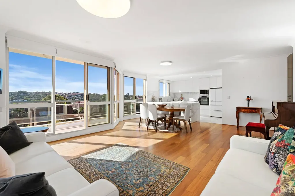 Fully Furnished, Stunning Views, high Quality, Walk to Beach