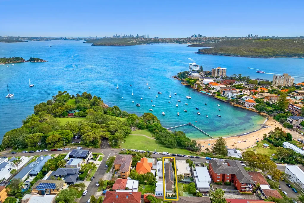 Manly 3房 Manly东山绝景 俯瞰海滩港湾城市 无遮挡视野 紧邻沙滩公园 宁静生活 步行商圈餐饮 First Time For Sale in 106 Years - Little Manly Beach.