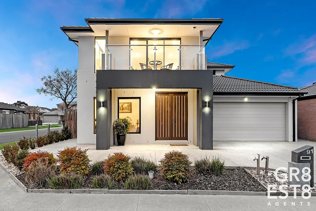 Cranbourne West 5Moenga Elegant Double-Storey Family Living