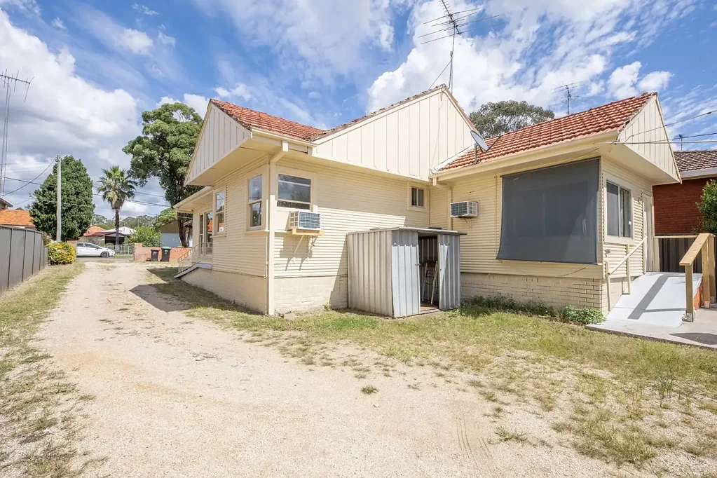 Private 1-Bedroom Studio in Prime Kingswood Location
