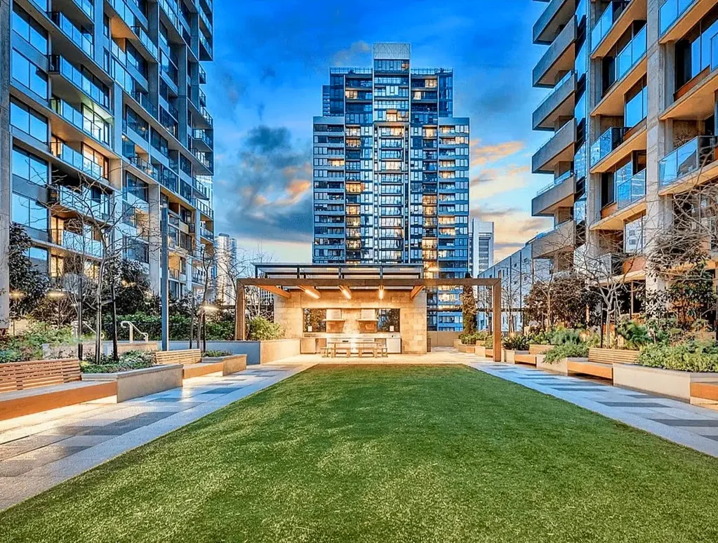 Modern Fully Furnished 2-bed apartment in Melbourne CBD with luxury amenities and open-plan living