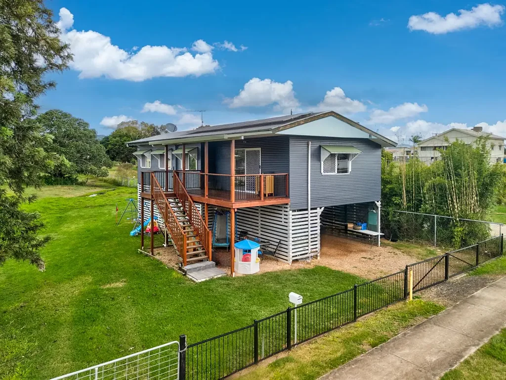 Lowood 4房  Almost 1/2 an Acre just a Stones Throw to Town!