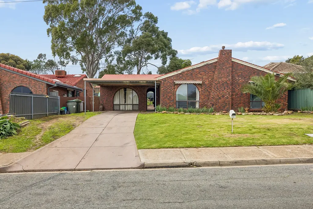 Reynella 4બેડરૂમ Prime Potential in a Rising Location - Spacious, Versatile, and Ripe for Reward