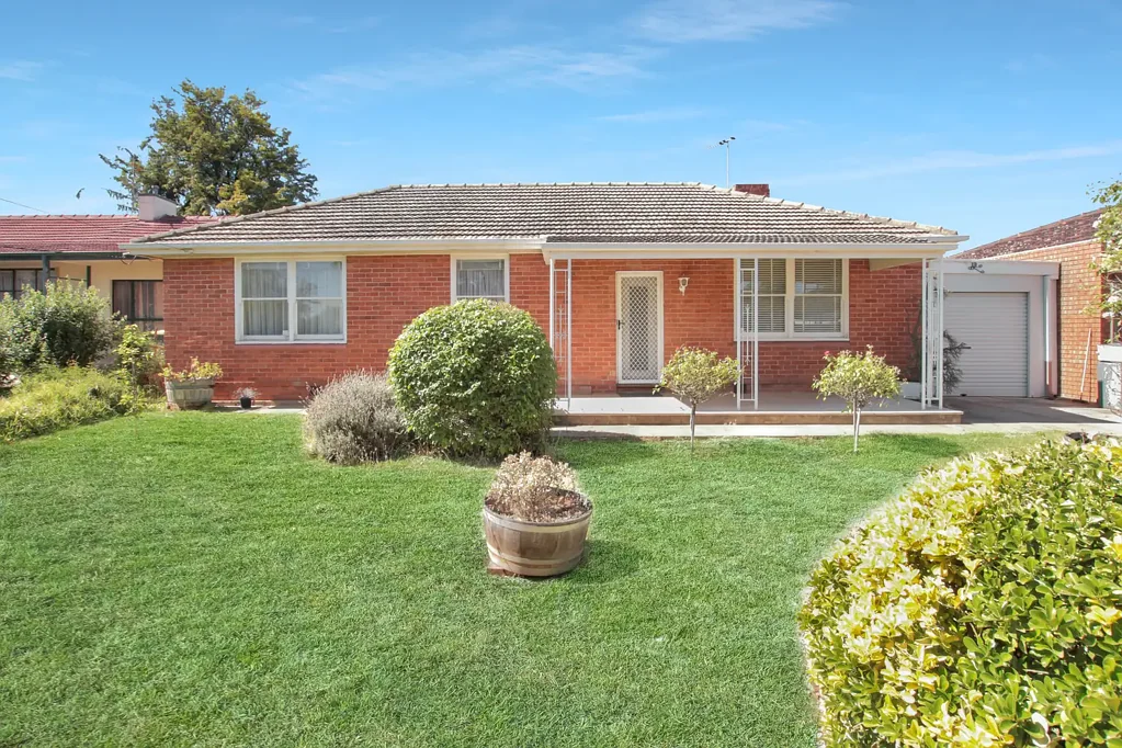 Cosy Home with Spacious Front and Backyard