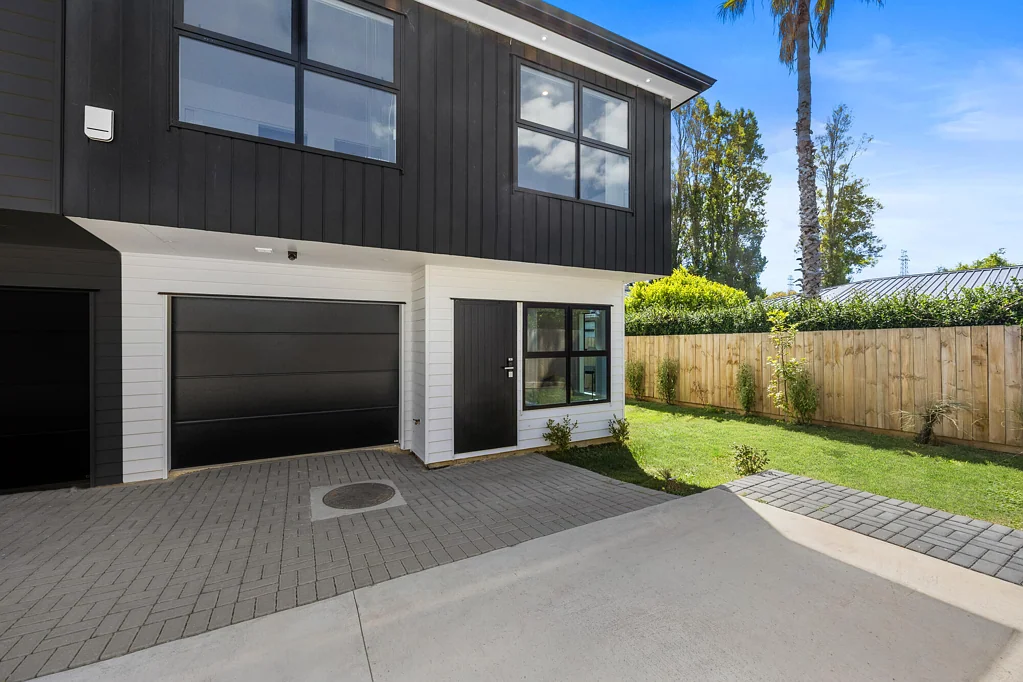 Pakuranga 3 Bedroom Townhouse with Rare 3-Car Parking Capacity
