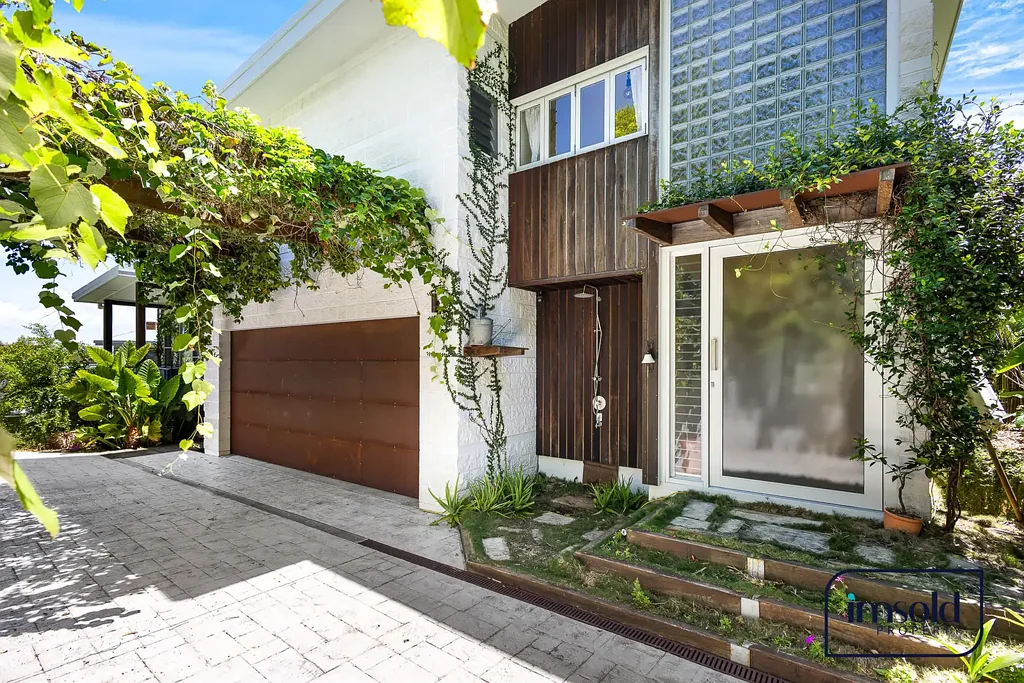 Noosa Heads 4 Bedroom Architectural Masterpiece with Separate Studio!