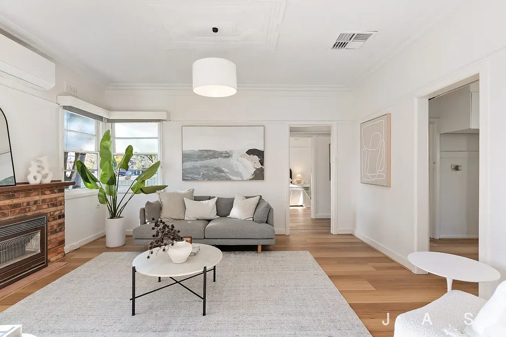 West Footscray 3房 West Footscray友好社区 三居室带内置衣柜 阳光客厅壁炉 朝北花园低维护后院 安全车库 分体式冷暖空调 Inviting City-Fringe Haven In The Heart Of WeFo