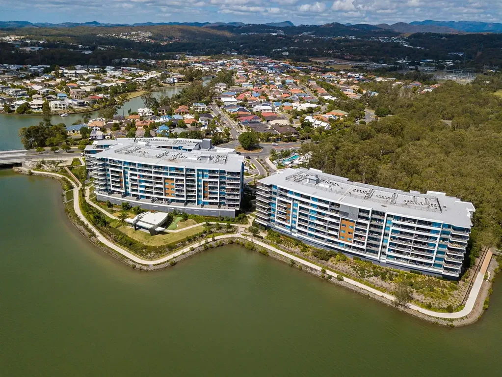 Varsity Lakes 3ਬੈੱਡਰੂਮ Rare Full-Lake View 3-Bed + Study Apartment in South Lakes - instructions to be sold