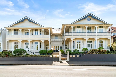 Devonport 2房  Unique waterfront apartment