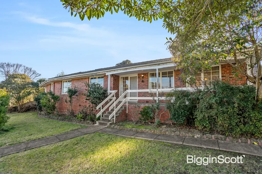 Templestowe Lower 4房 理想地理位置 步行到Macedon Square 宽敞拐角地块 重新开发机会 绿树成荫 宁静环境 公交购物学校近在咫尺 Prime corner block opportunity with development potential