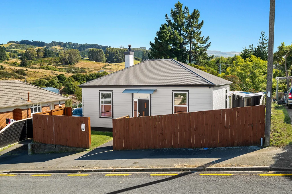 Burnside 3 Slaapkamer Fully Refreshed & Move-In Ready - Still Available!