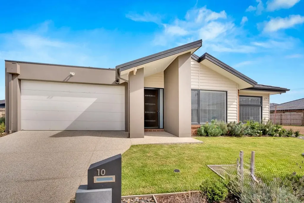 Modern Family Home in the Woodlea Estate!