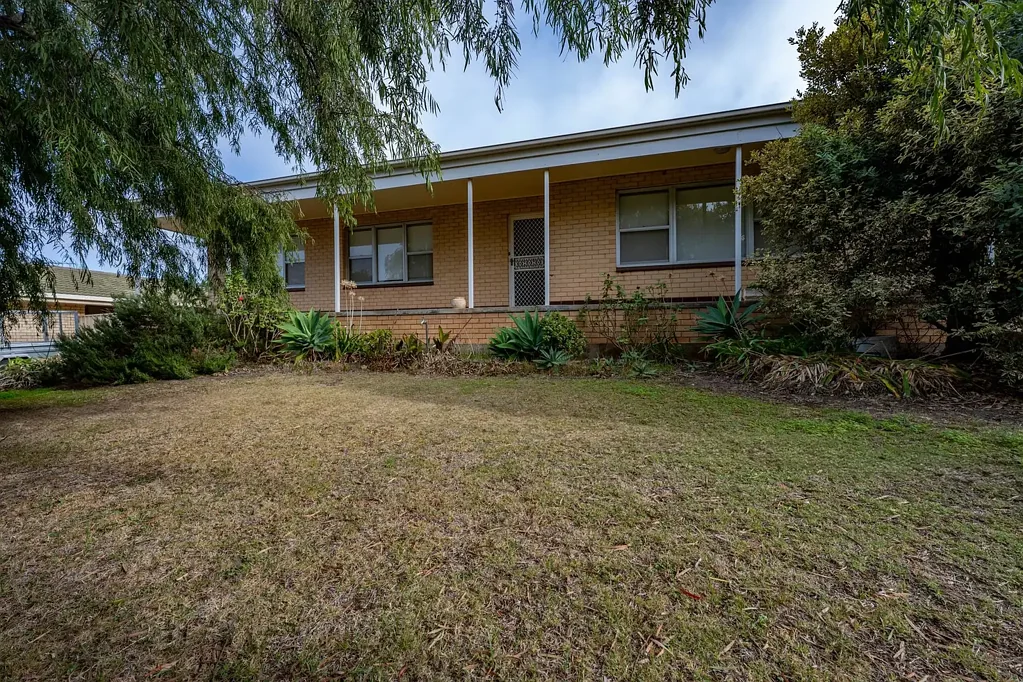 Maitland 3chambre Spacious 70s Architect-Designed Home with Valley Views and Investment Appeal