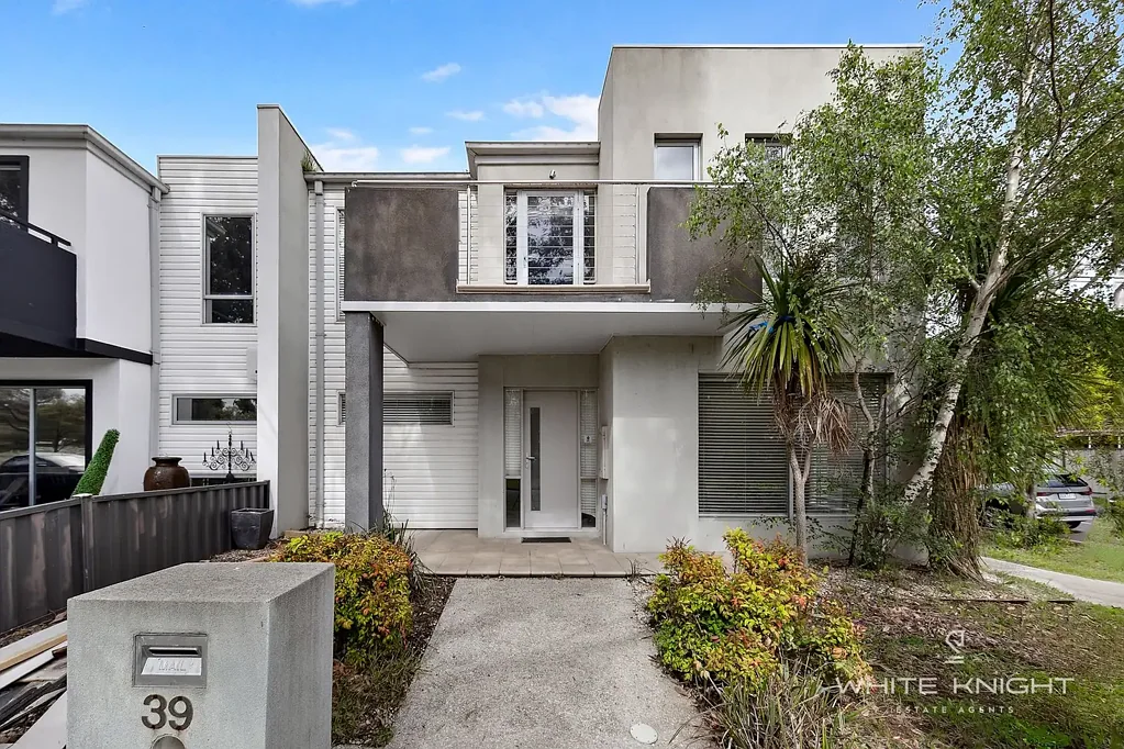 RECENTLY RENOVATED TOWNHOUSE FOR LEASE