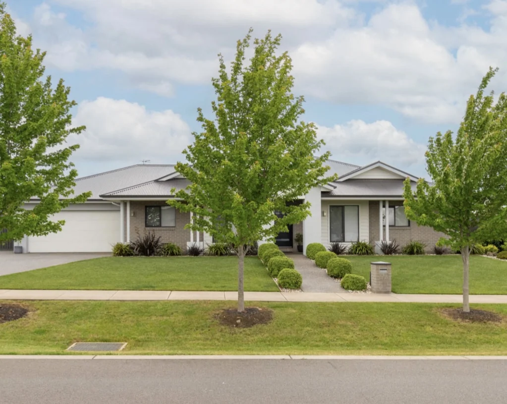 52 Greenfields Boulevard, Romsey, VIC 3434