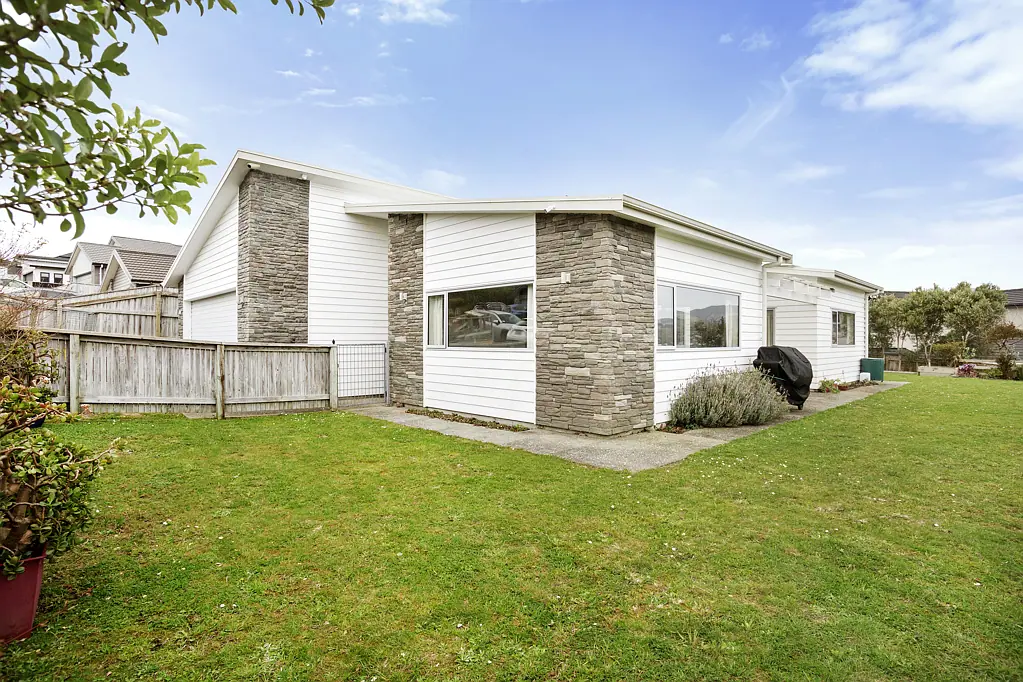 15 Paparoa Crescent, Aotea, Porirua, Wellington
