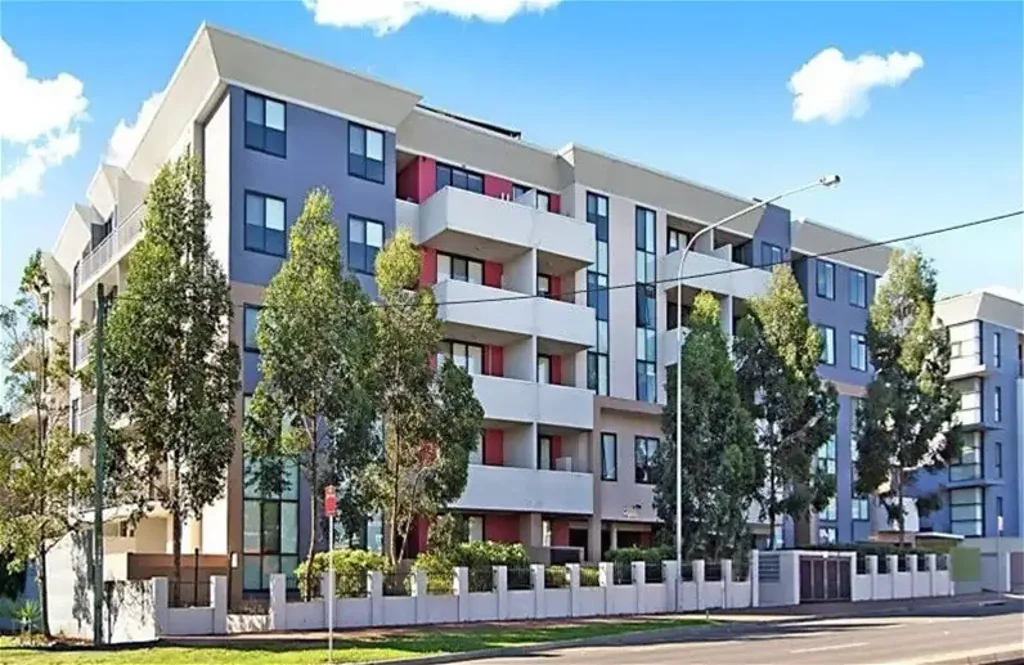 Blacktown 2房 宽敞两卧空间 高端石材厨房 安全电梯建筑 专用安全车位 第三街步行便利 全屋空调射灯 优质地板铺设 邻近火车站M4 西点购物中心 周租540元优 社区娱乐设施 高速路网便捷 For Sale - Prime Investment Opportunity in Blacktown