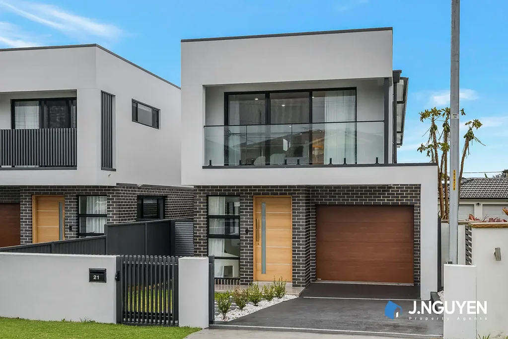 Cabramatta West 5房 全新独立屋 精良设计 5大卧 主卧带衣帽间 高端厨房 宽敞露台 短距CBD An Impressive Brand-New Luxury Home