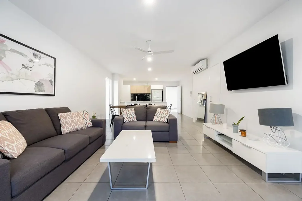 Bundall 3 Bedroom Stylish Ground-Floor Living with East-Facing Pool Views