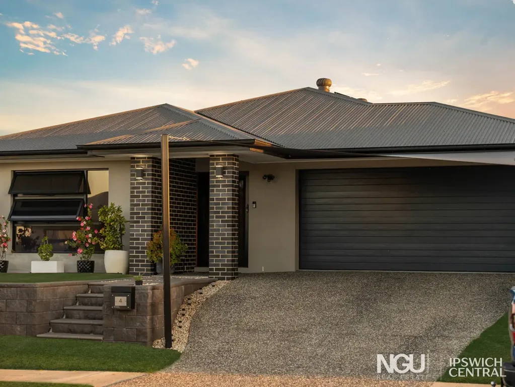 Collingwood Park 4 Bedroom Stylish Family Living With A Media Room, Study And Spacious Alfresco