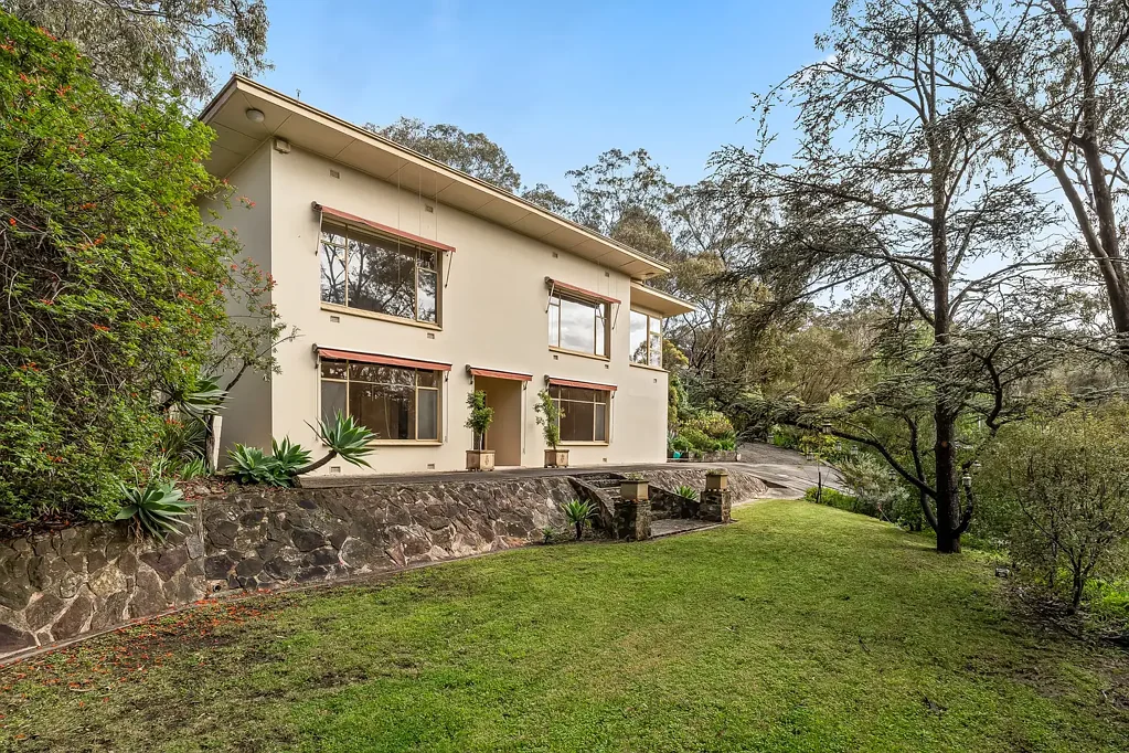 Belair 4房  Spacious Two-Storey Solid Home built over 2 Titles, of approximately 1,218sqm and 1,216sqm with stunning valley views