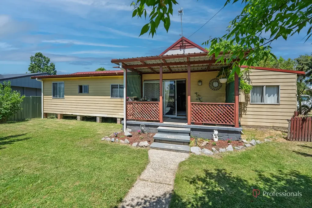 Uralla 3 Bedroom Central Uralla Cottage with Spacious Yard
