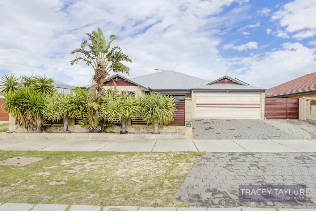 Ridgewood 4房  Lovely Inside, Loaded Outside - Garage, Workshop, High Carport & Endless Parking