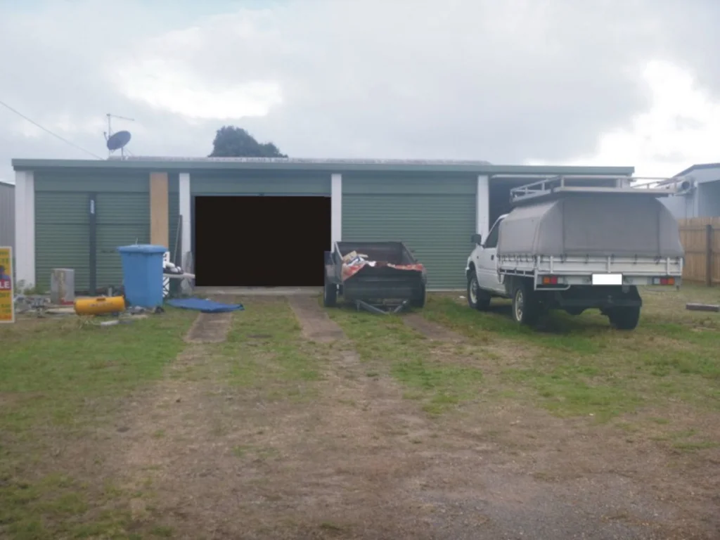 Taylors Beach 2침실 BEACH HOME OR RETIREMENT HAVEN  WITH 4 LOCK UP VEHICLE BAYS !