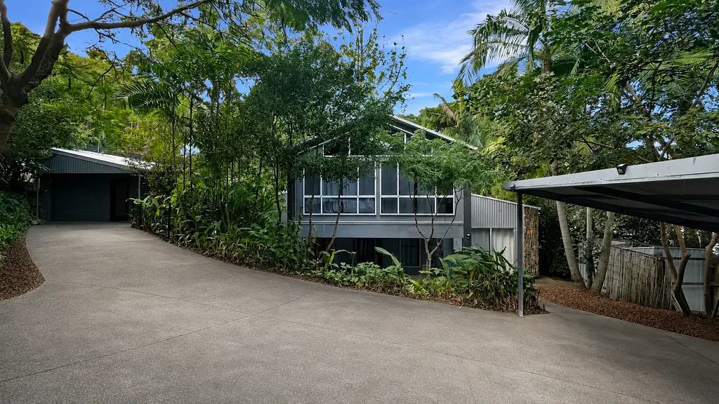 Nambour 7chambre UNIQUE INVESTMENT OR MULTI-GENERATIONAL LIVING OPPORTUNITY ON 1630M²