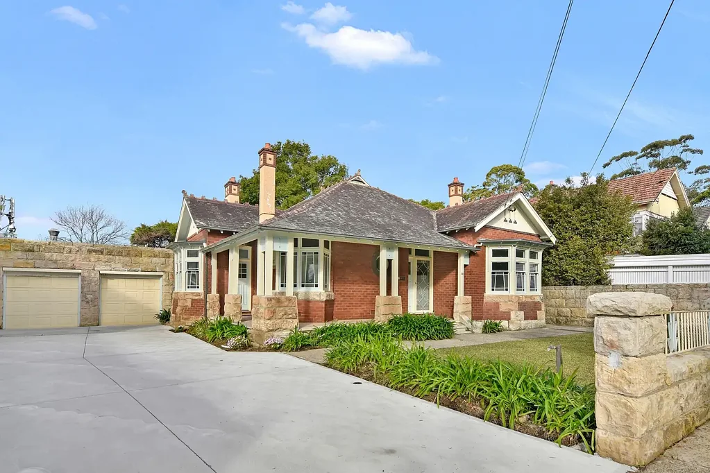 FRESHLY RENOVATED FAMILY HOME IN PRIME NORTH WILLOUGHBY LOCATION