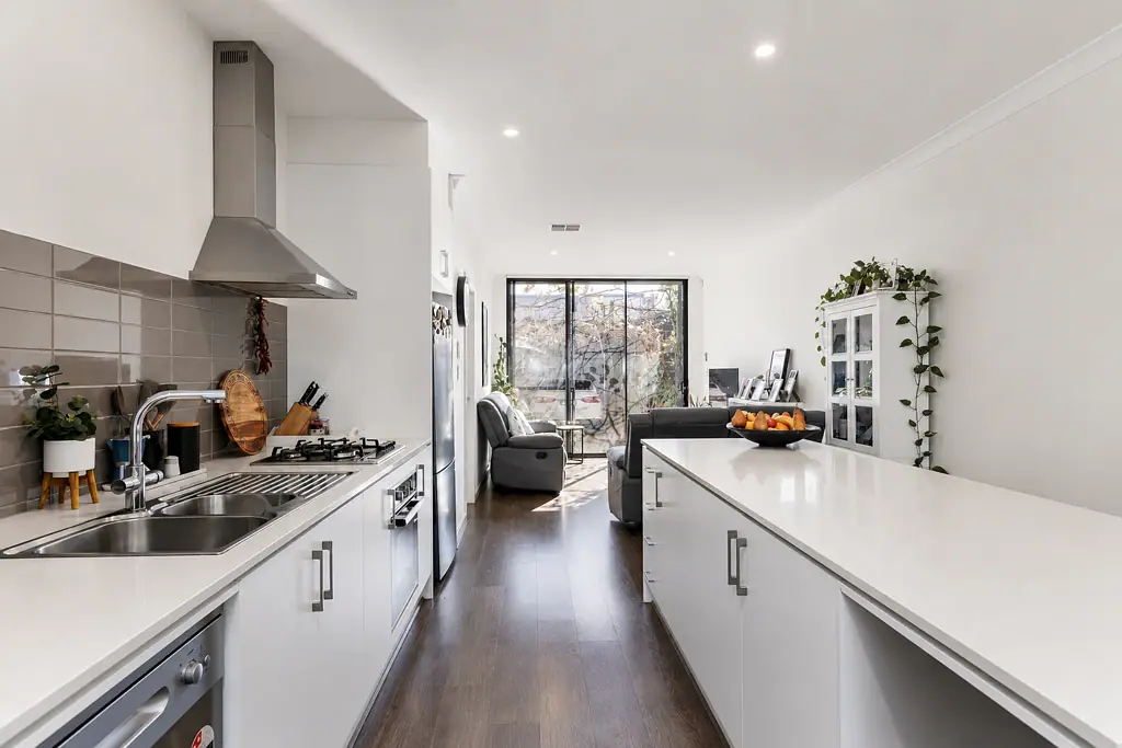 West Lakes 2房  Quality Torrens Title Living with Lifestyle Appeal