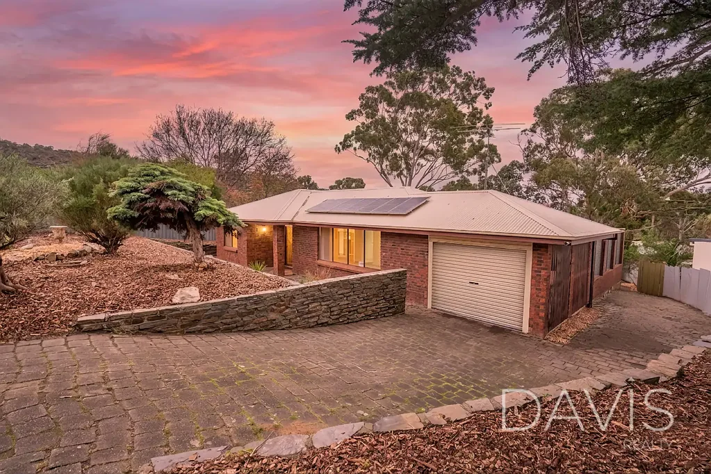 Fairview Park 3غرفة نوم Big Block, Big Potential, Prime Foothills Position!
