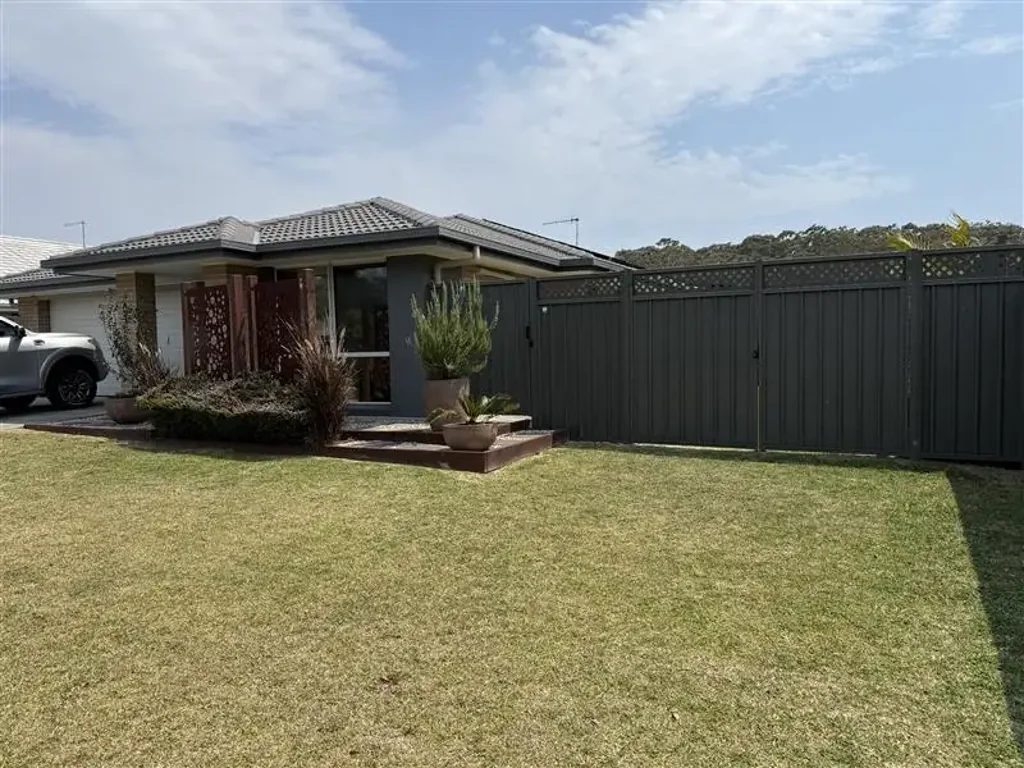 8 Broadwater Street, Sandy Beach, NSW 2456