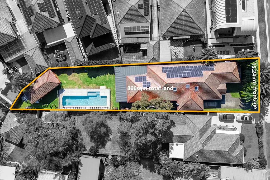 Five Dock 5房 Five Dock珍稀机会 866sqm阔地 15.24m临街面 双拼潜力 水景可享 靠近公园Metro Rare Five Dock Offering - 866sqm, 15.24mtr frontage with Water View Potential