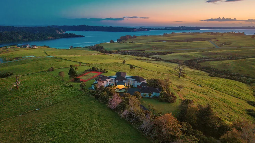 Okura 7 Slaapkamer A Rare 5.58-Hectare Coastal Estate
Priced Well Below CV — Genuine Offers Invited