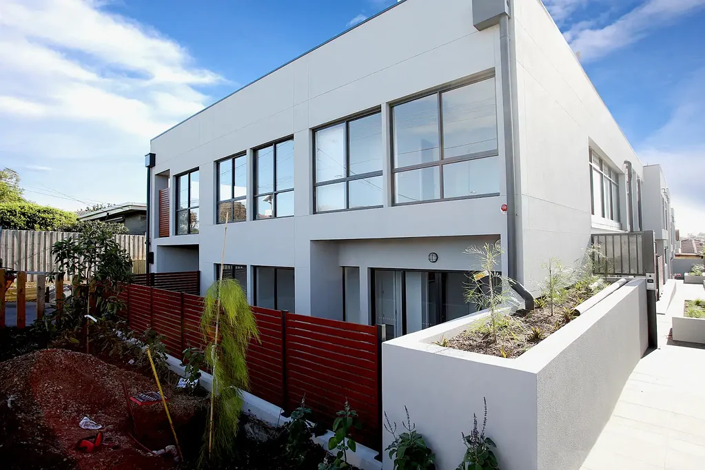 EXECUTIVE STYLE LIVING OPPOSITE SOUTHLAND!