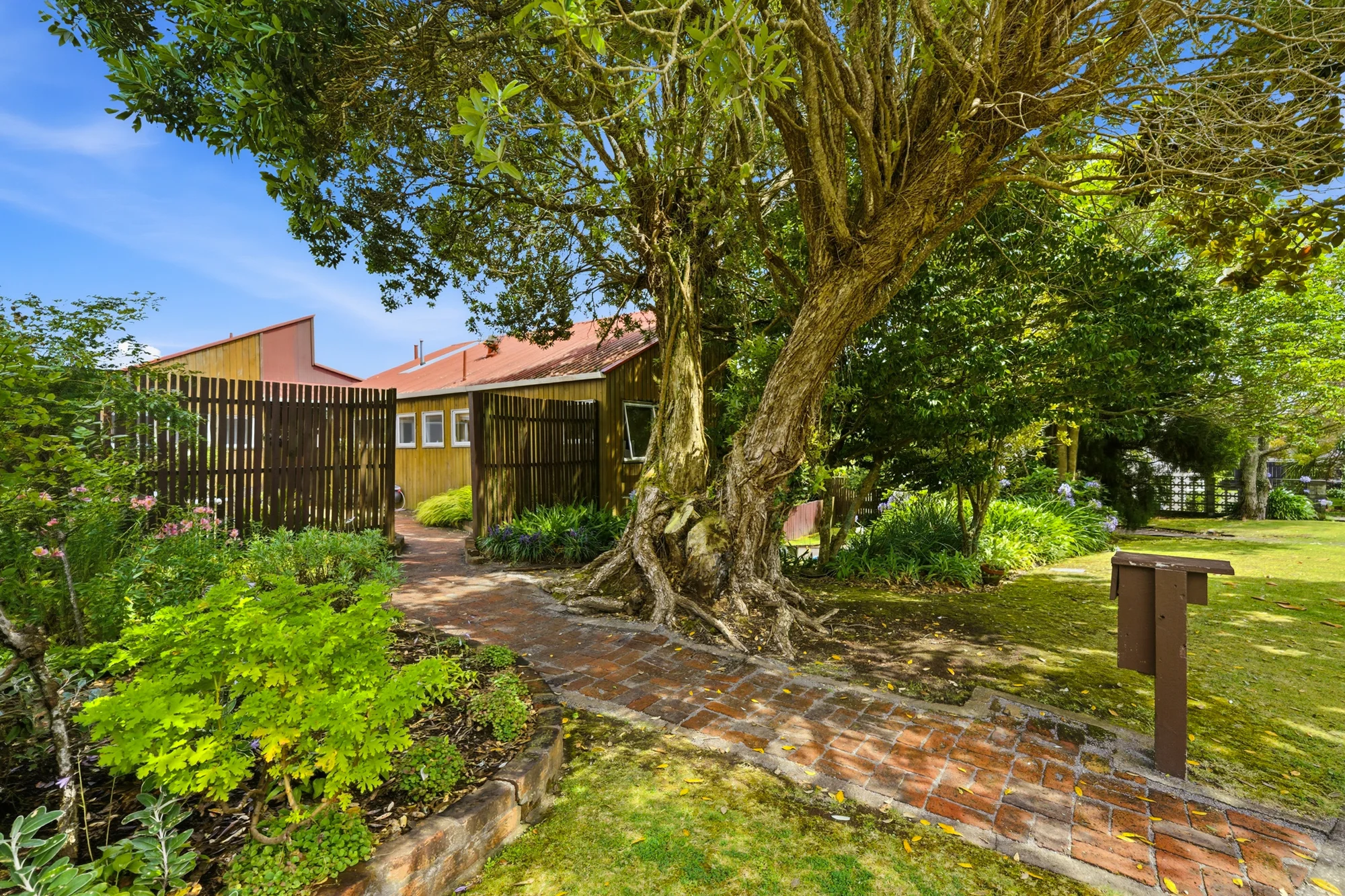 Westown 4ਬੈੱਡਰੂਮ Unique And Quirky 1970s Family Home With Potential
